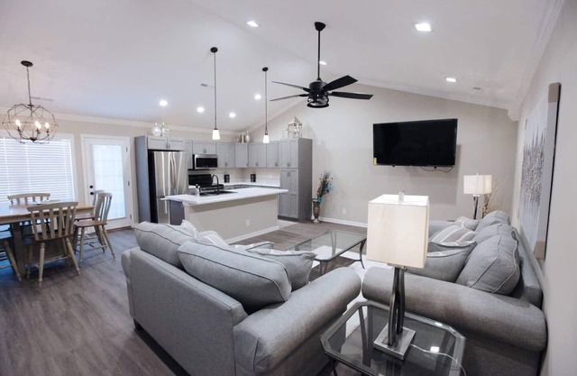 8039 Beautiful *New Construction* 20 mins to UT