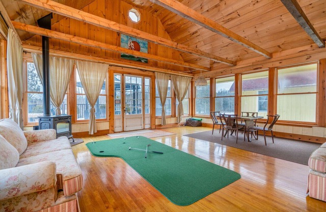 ✦9 Bedrooms ✦8,400 sqft Farm House ✦28 Acres ✦1 Hr from Toronto