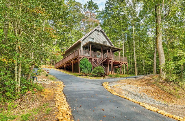 9 Mi to Lake Burton: Cabin w/Deck Near Helen