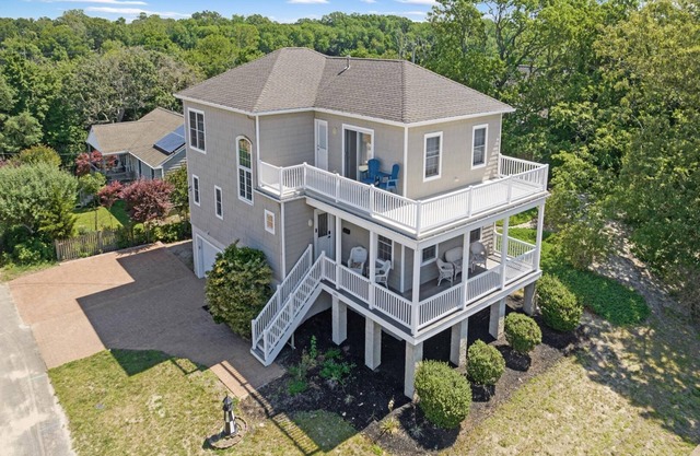 A Bayfront Beauty in Historic Townbank 4 Bedroom 2.5 Bath sleeps 10