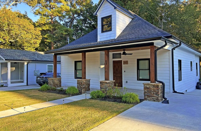 A CABIN IN THE CITY~5 STAR LUSH BACKYARD