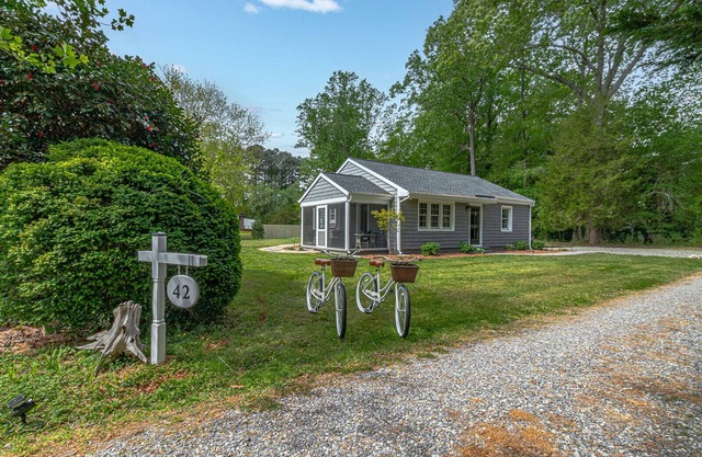 A charming and peaceful getaway in the heart of Irvington, Virginia.n
