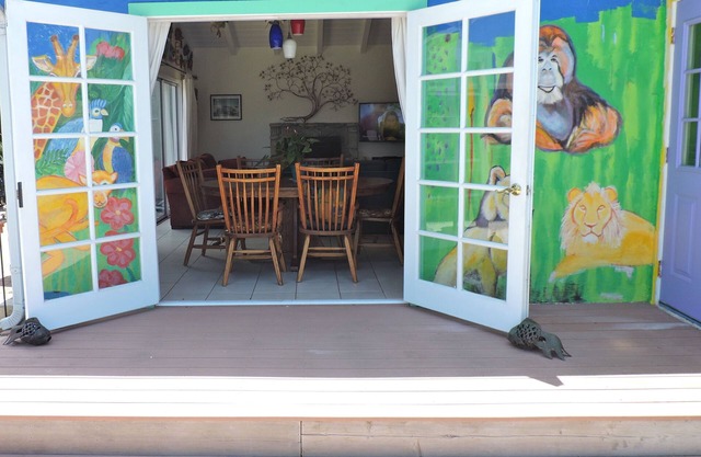 A Colorful Bungalow For L.A. Adventure, Close To The Beaches & Freeway