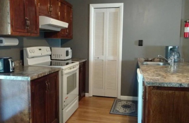 A Comfy Place near SAU. Kitchenette, Private Entrance, Queen Bed, Bath.