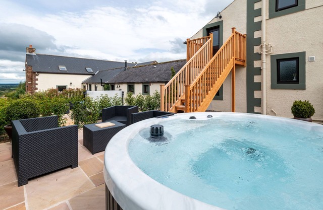 A cottage that sleeps 4 guests in 2 bedrooms