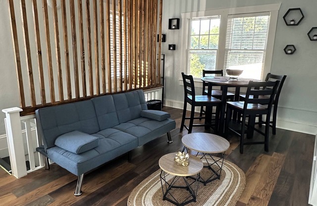 A Cozy & Charming 2 bedroom Apartment in Historic Downtown Deland.