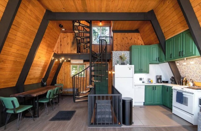 A-Frame cabin w/game room, walking distance from Lake
