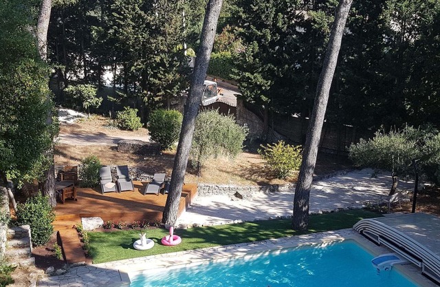 A hidden paradise in the beautiful surroundings of Saint-Remy-de-Provence!