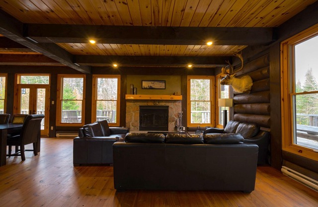 A large & cozy cabin with private spa and fireplace by Mont Tremblant