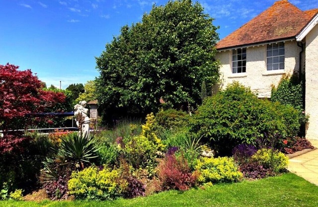 A lovely 2-bed suite15 mins away from Chichester & Glorious Goodwood!