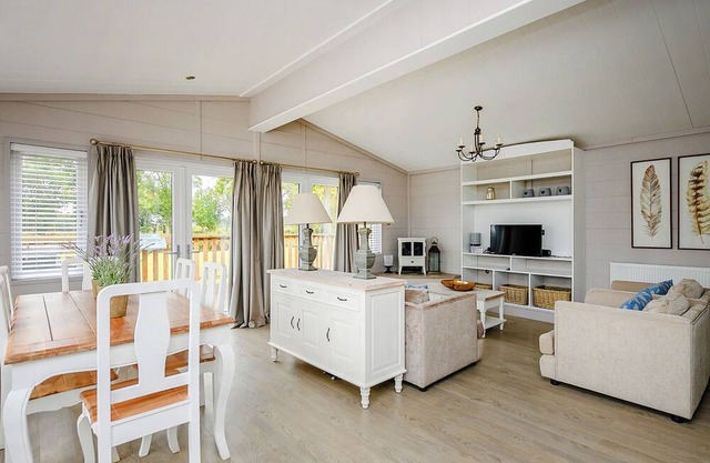 A luxurious lodge with one master double with en suite shower room.