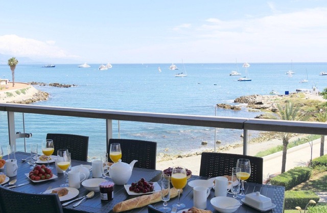 A luxury apartment with stunning views over the bay of Antibes