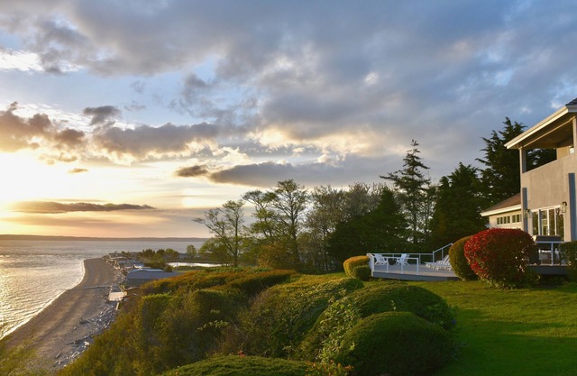 A Luxury Vacation Home on Whidbey with Beach Access