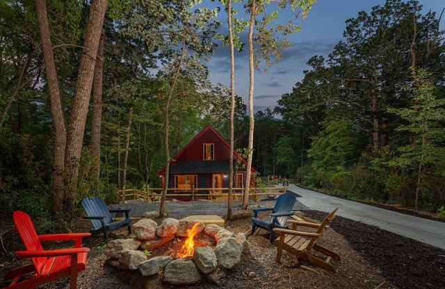 A Modern Cozy 2BDR Cabin Roosters Den