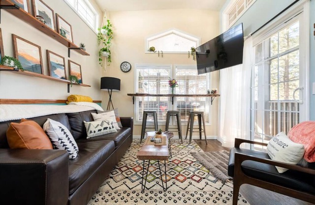 A Mountain Tiny dream 2BR, Views, Patio, Fireplace