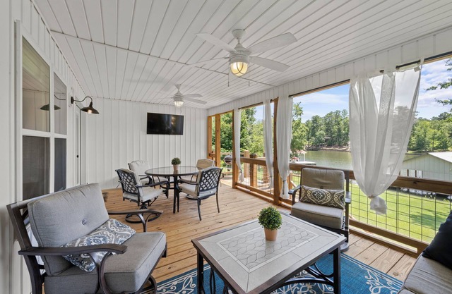 A New Beautifully Decorated Lake Home With Great Outdoor Living Space