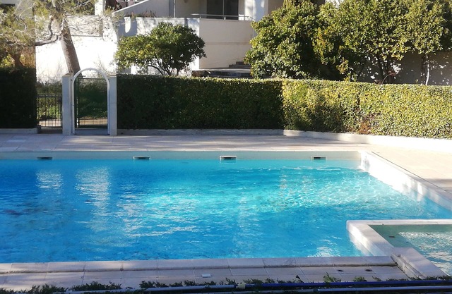 A Nimes T3 on Golf, Garden, swimming pool and garage in secure residence