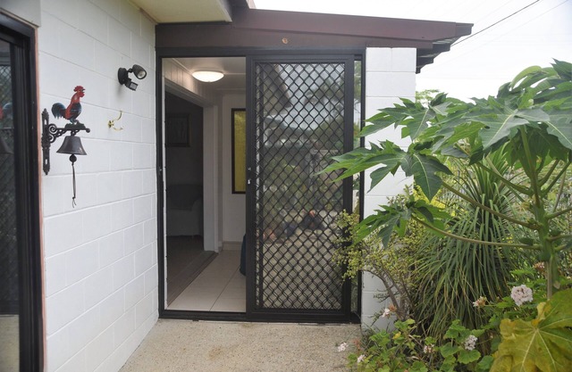 A peaceful Hacienda with lush gardens situated in a quiet steet - Pet Friendly