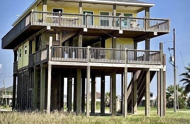 A Peach On The Beach 4 Bedroom Home by Redawning