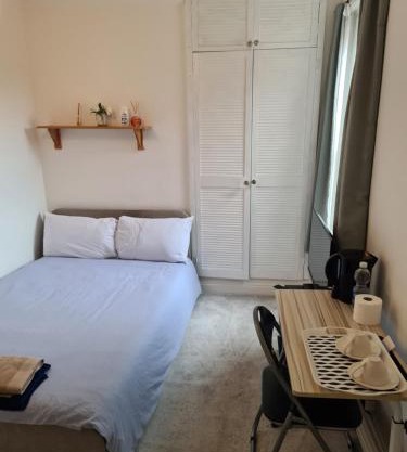 A private & beautiful bedroom with shared bathroom in the heart of Bournemouth