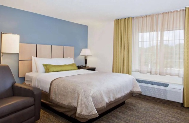 A quick drive from McGhee Tyson Airport! Private Full Kitchen! Pets Allowed!