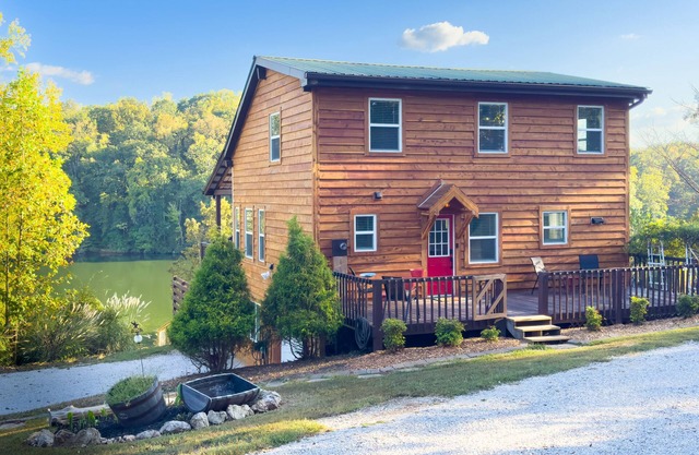 A Quiet Retreat on the Shore of Watts Bar Lake - Dog Friendly with Lake Access!
