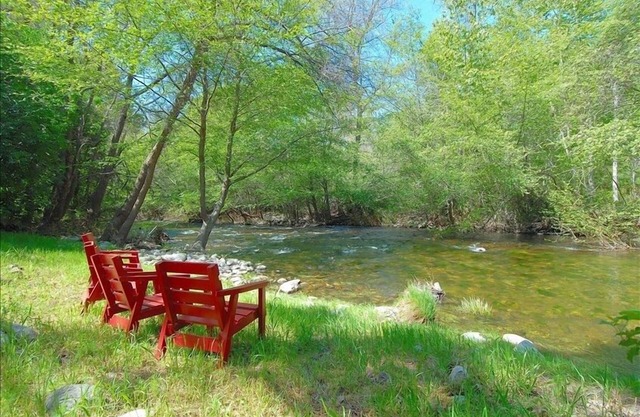 A Romantic Riverfront Retreat