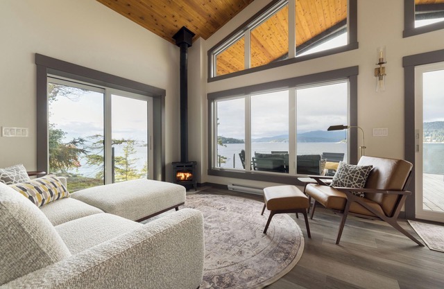 A serene waterfront perch! Panoramic sunsets, huge deck with cliff-hung hot tub