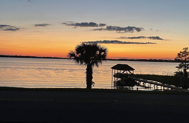 A short stroll to Clermont & a quick bike/drive to Lake Minneola trails & beach.