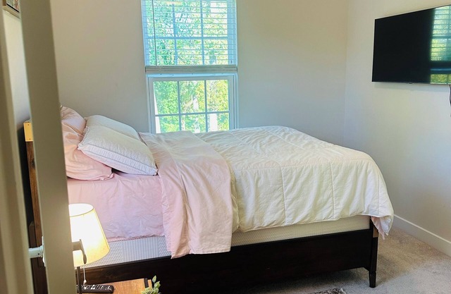 A spacious room with private bathrooms and private balcony, 5 min drive to UM