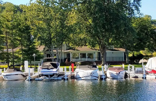 Abbey Harbor Executive Waterfront 4 BR Home - Newly renovated!