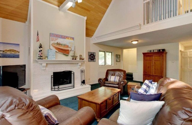 Abbey Spring Resort Home |North Shore Hideaway |Fireplace |Spacious Deck |Pools |Beach |Clubhouse