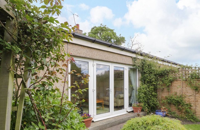 ABBEYSIDE COTTAGE, with a garden in Kelso