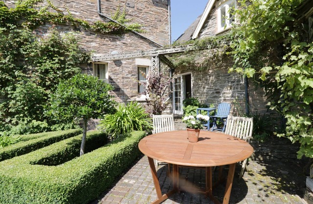 ABER CLWYD MANOR, romantic, country holiday cottage in Derwen