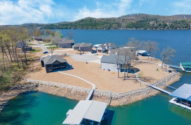 Accessible Lakeside Luxury at the 45mm w/Private Dock, Sunset Views & More