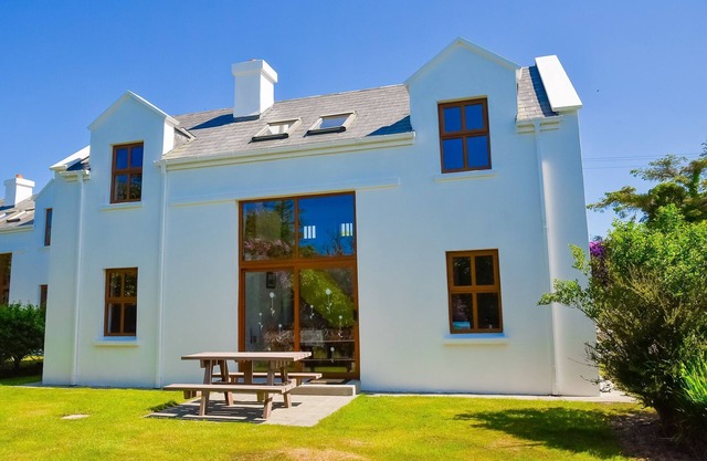 Achill Cottages no.3 - sleeps 6 guests in 3 bedrooms
