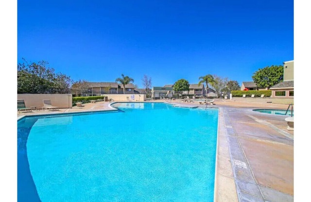 Across the street from Disney/Pool/Free Parking