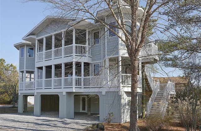 Activities included up to $300 FREE PER WEEK! FREE DAILY ACTIVITIES! For the Nature & Beach enthusiast. Enjoy the awesome views from the many decks on this great beach house.