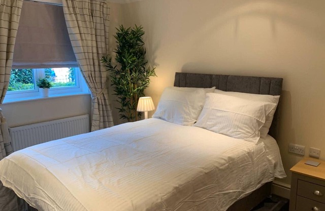 Addlestone - Stylish/Modern - Two Bedroom (Two Bathroom) Apartment