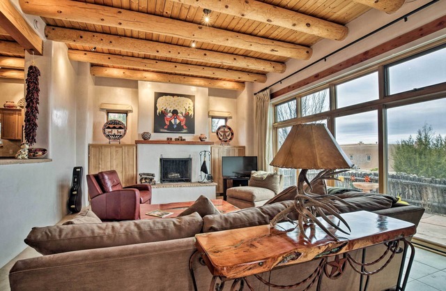 Adobe-Style Home w/Views < 5 Mi to Santa Fe Plaza