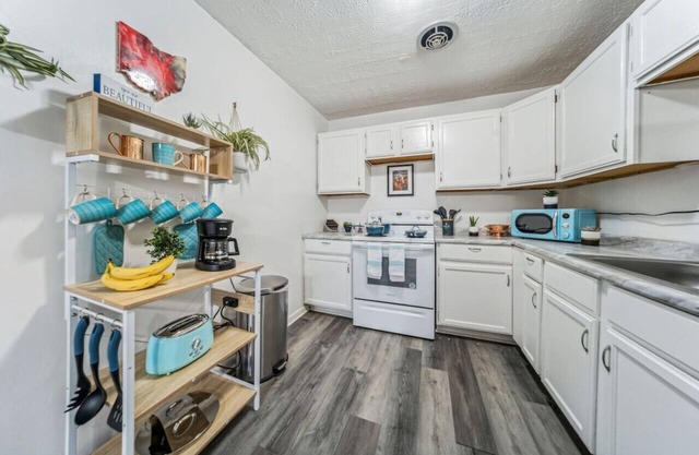 Adorable 2 bedroom Cleveland apt with King