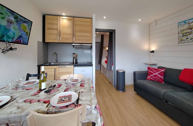adorable 23m² studio, with east-facing balcony, breathtaking view of the snow-covered mountains.