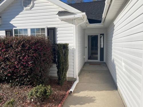 Adorable 3br/2ba W/Garage 2min walk ECU Health