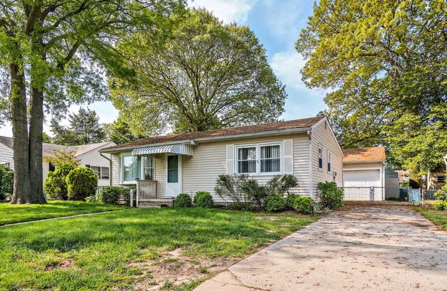 Adorable Fully Updated Beach House - Pet Friendly