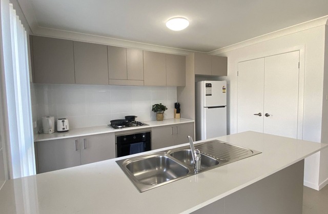 Adorable Modern 4 Br House WiFi & Parking Edmondson Park