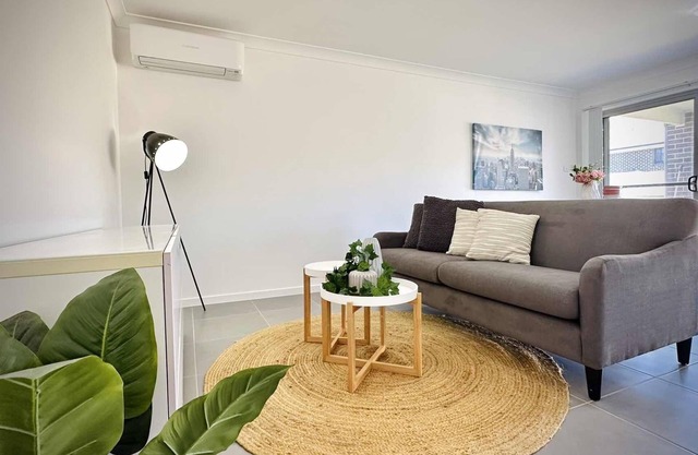 Adorable Modern 4 Br House WiFi & Parking