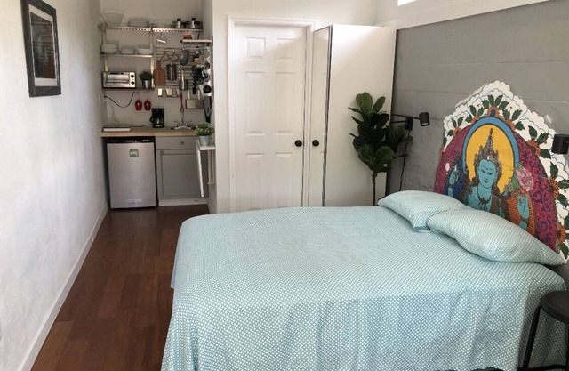 Adorable Pair - 2 private modern studios