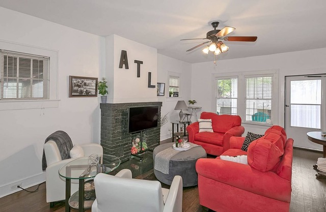 Adorable PET FRIENDLY/Walkable to everything you need/ Relax on porch/ fenced BY/ covered Parking