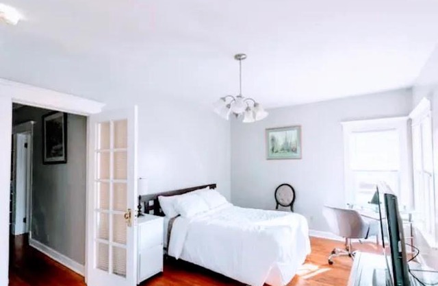 Adorable two-bedroom/gym and deck