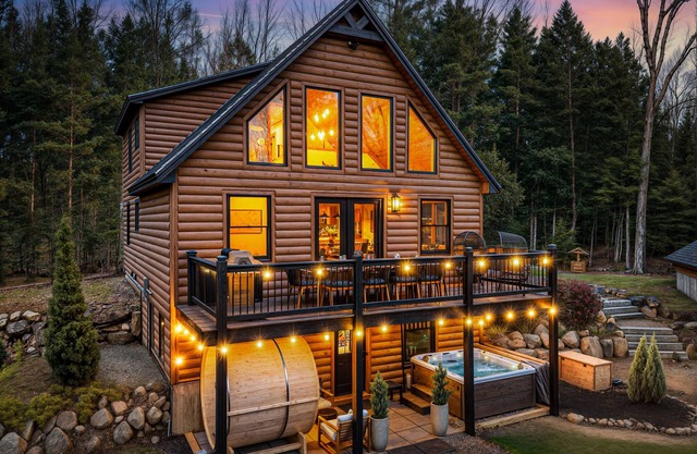Adventure&Wellness ~Hot Tub ~Sauna ~Yoga+Weights ~Theater ~15min to Sunday River